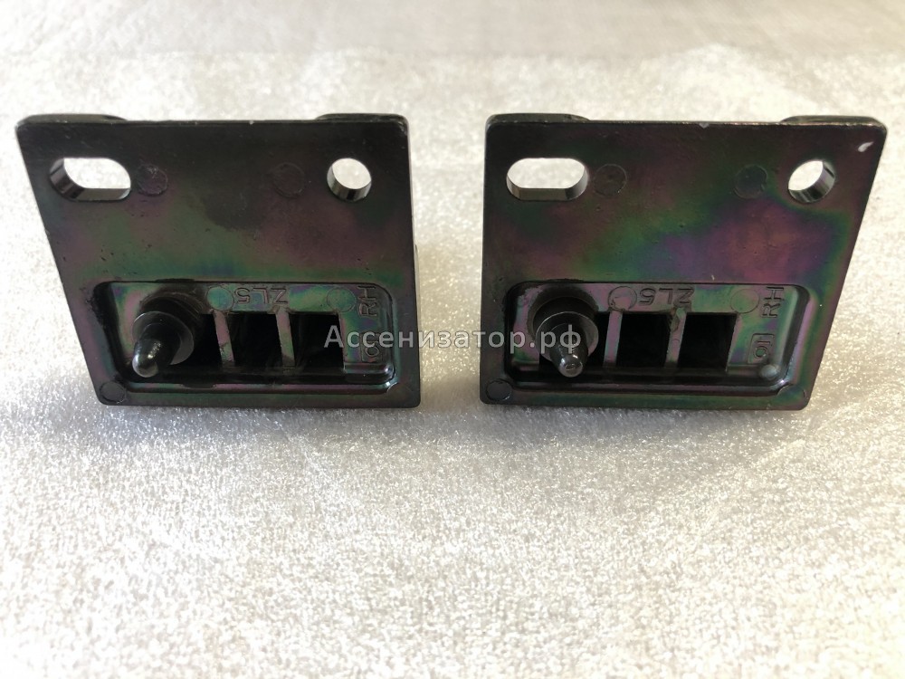 Кронштейн шторки правый TOYOTA Avensis T250 2003-2009 64935CA010