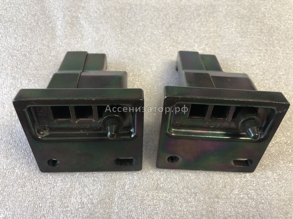 Кронштейн шторки правый TOYOTA Avensis T250 2003-2009 64935CA010