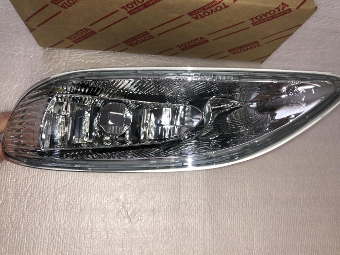 Фара противотуманная левая TOYOTA CAMRY CV30 2001-2004 81220AA010