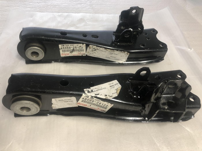 Рычаг передней подвески нижний левый TOYOTA HIACE 4806926122 4806826122