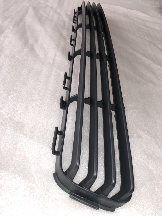 Решетка в бампер центральная TOYOTA AVENSIS T250 2003-2008 5311205050