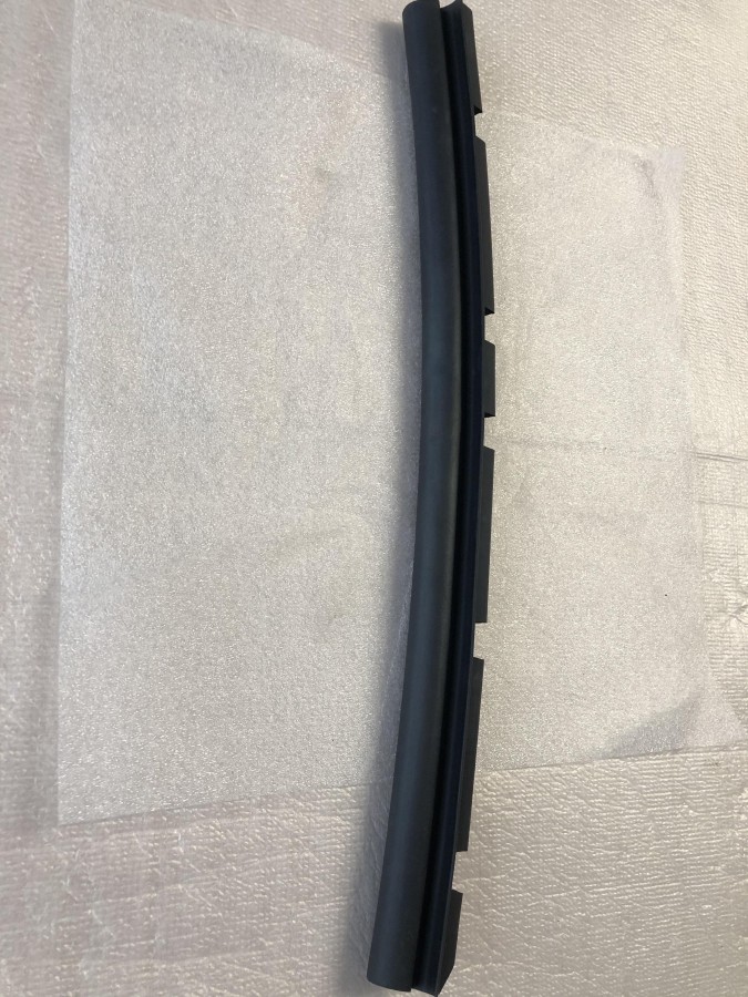 Уплотнитель капота TOYOTA Camry ACV30 5338933021