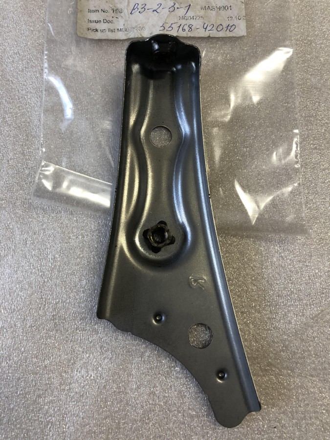 Кронштейн правого крыла Toyota RAV 4 А20 2000-2005 5516842010