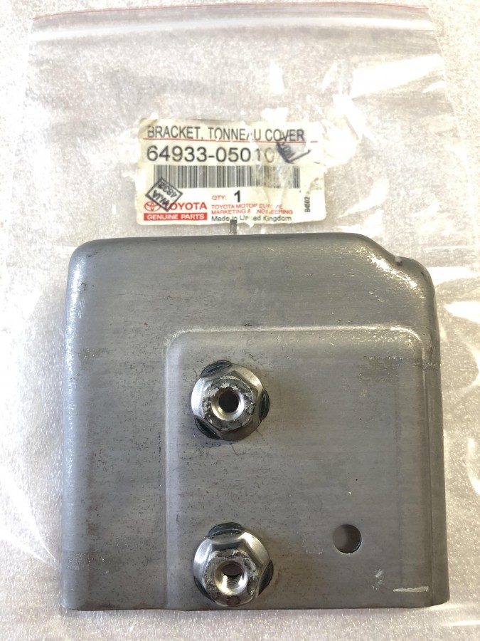 Кронштейн шторки TOYOTA Avensis T250 6493305010 новый оригинальный, в наличии на нашем складе