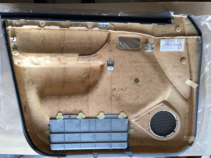 Обшивка передней правой двери TOYOTA Land Cruiser 105 6761060880B2