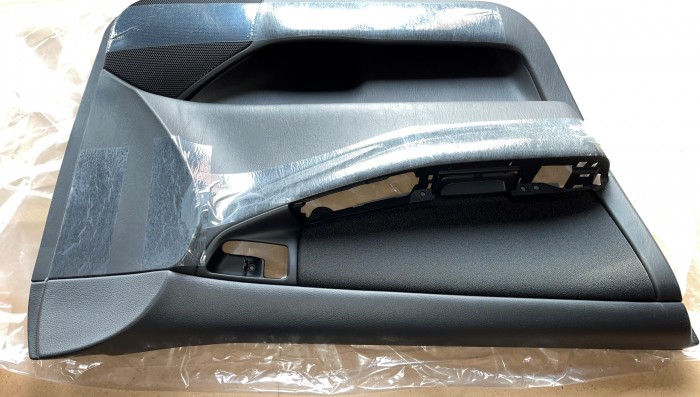 Обшивка двери передней левой TOYOTA Corolla E120 6766013020B1