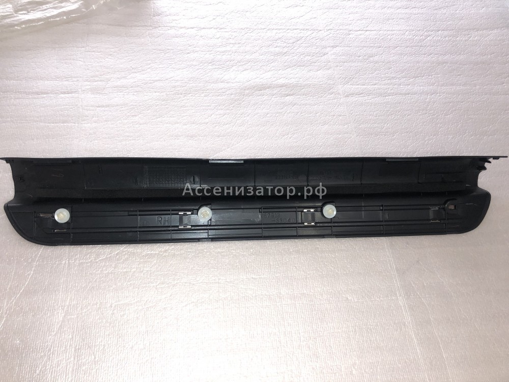 Накладка порога передней правой двери TOYOTA Camry ACV30 6791333040B0