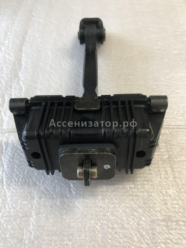 Ограничитель хода задней двери TOYOTA Avensis T25 6863005040