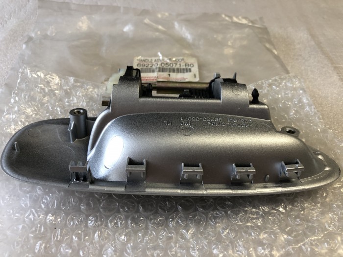 Ручка передней левой двери TOYOTA AVENSIS Т220 6922005071B0