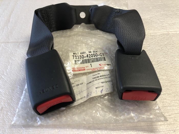 Ремень безопасности TOYOTA RAV 4 CA20 2000-2005 7333042050C1