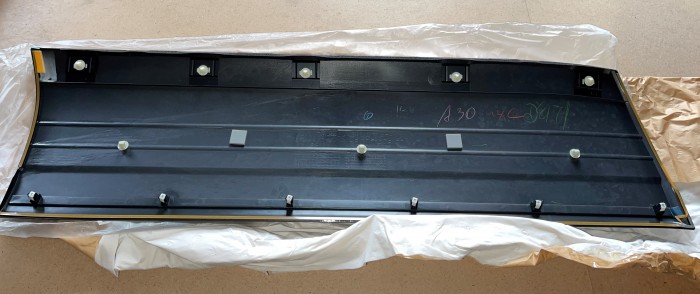 Молдинг передней правой двери Toyota Land Cruiser 100 7507160030D0