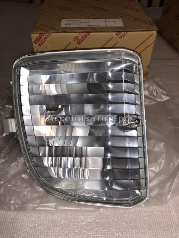 Указатель поворота в бампер правый Toyota 8151142050