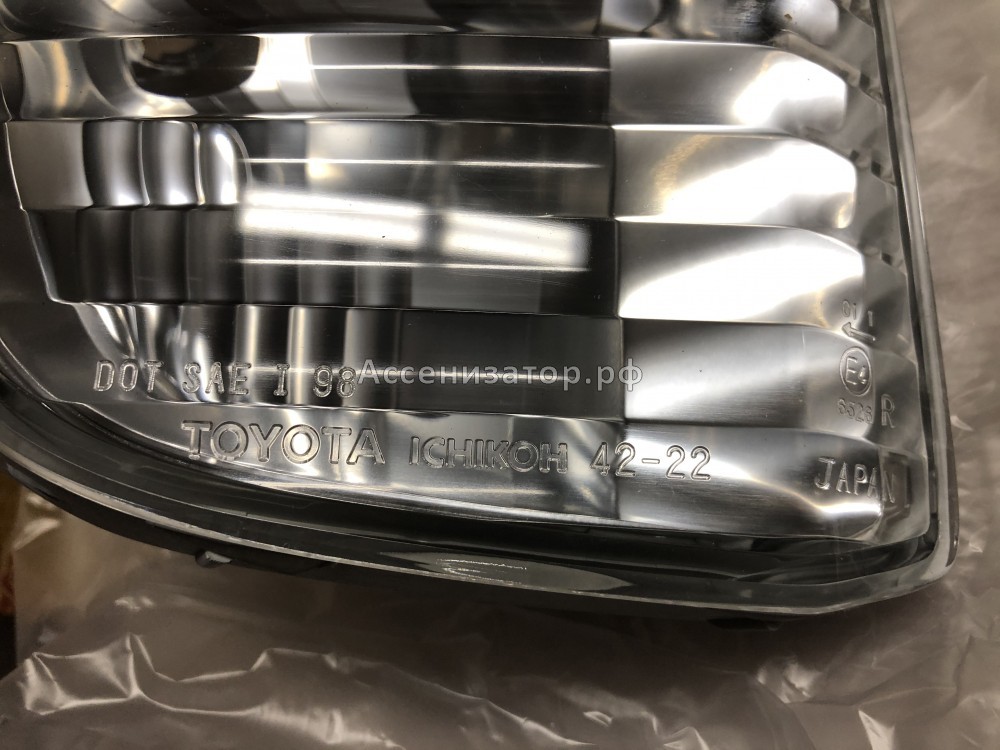 Указатель поворота в бампер правый Toyota 8151142050