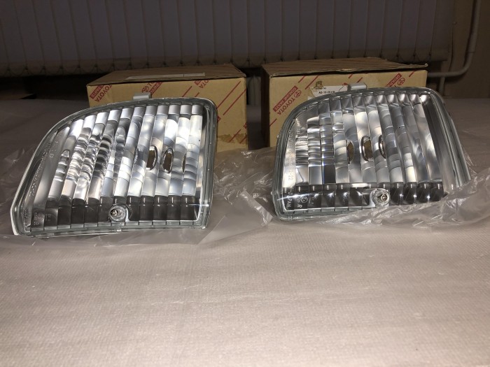 Указатель поворота в бампер правый Toyota 8151142050