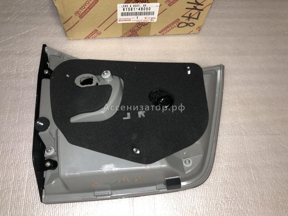 Фонарь задний внутренний правый LEXUS RX 300 8158148050