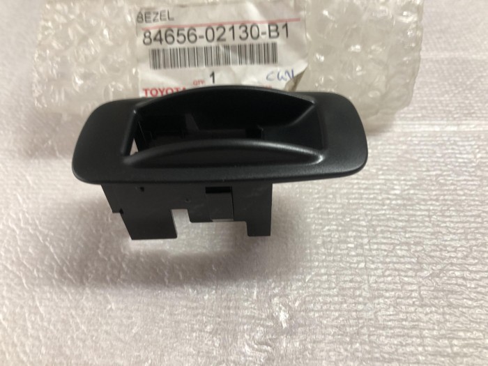 Накладка панель кнопки заднего стеклоподьемника TOYOTA COROLLA E120 2001-2006 8465602130B1