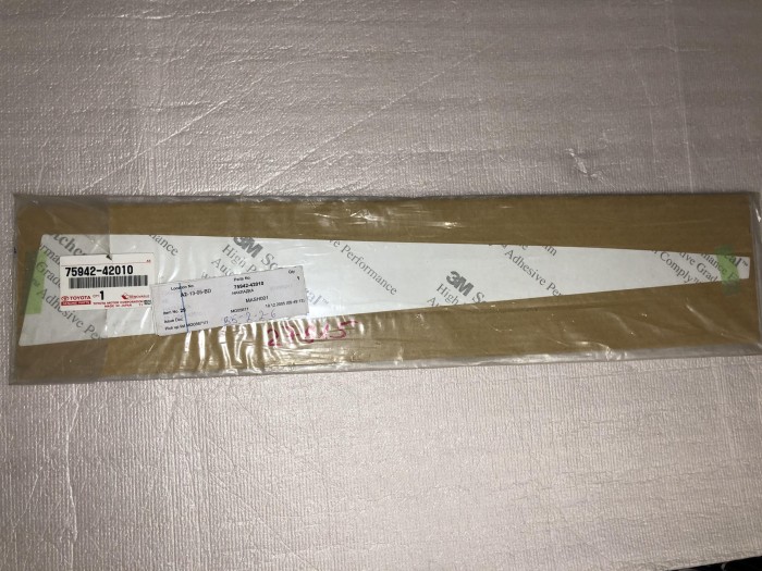 Наклейка центральной стойки TOYOTA RAV4 7594242010