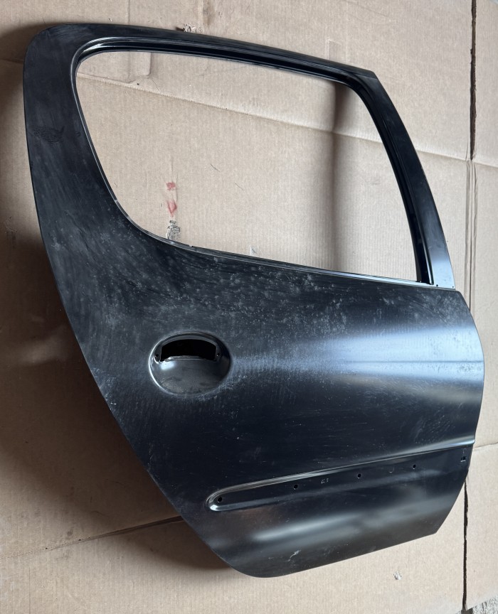 Дверь задняя правая Peugeot 206  9008.A5