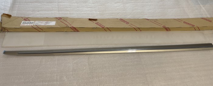 Молдинг передней правой двери TOYOTA CAMRY V30 7573133190E0